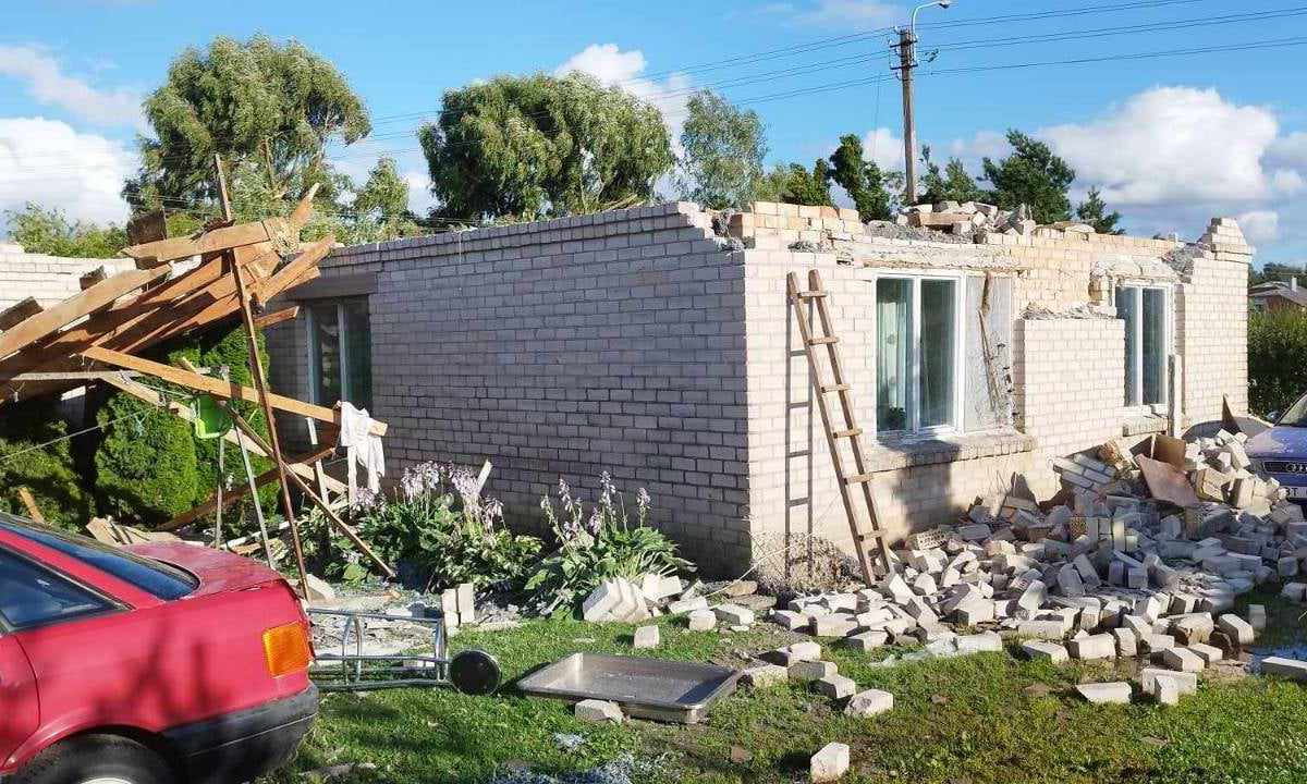 Kaip atstatyti namo stogą po audros?  Banguotų lakštų privalumai gyvenamiesiems namams